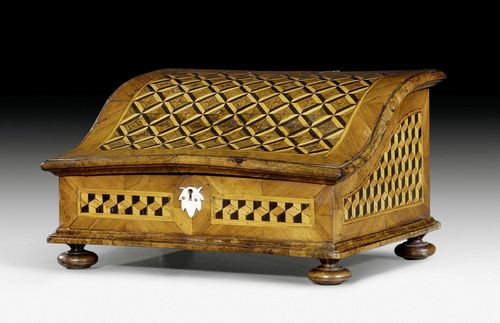 SEWING CASKET,Baroque, German, 18th century. Walnut, cherry and local fruitwoods in veneer, inlaid with lozenge pattern, fillets and decorative frieze. Interior with covered compartment above drawer with slatted closure. Old iron lock. 33x34x18 cm.