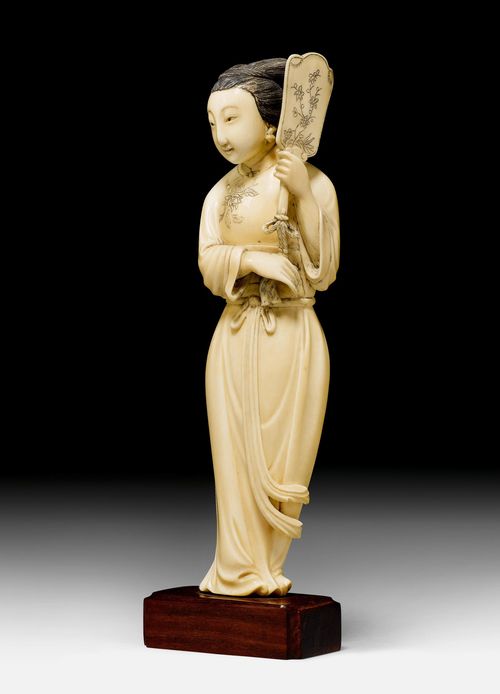 AN IVORY FIGURE OF A LADY HOLDING A FAN.