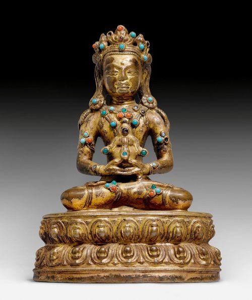 A GILT COPPER ALLOY FIGURE OF AMITAYUS WITH GLASS INLAYS.