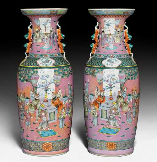 A PAIR OF FAMILLE ROSE VASES WITH THEATRICAL SCENES.