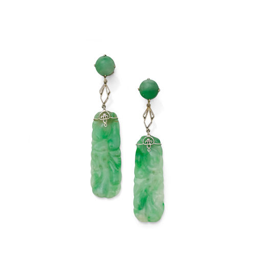 JADEITE AND GOLD EARRINGS.