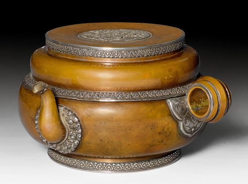 銅錯銀質水壺。西藏，19/20 世紀，高度 12 釐米， 直徑 18 釐米。
