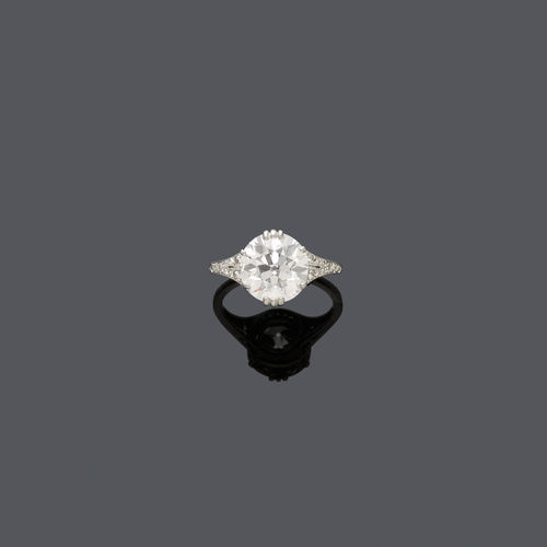 DIAMOND AND SAPPHIRE RING, ca. 1920.
