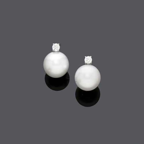 PEARL AND DIAMOND EARRINGS.