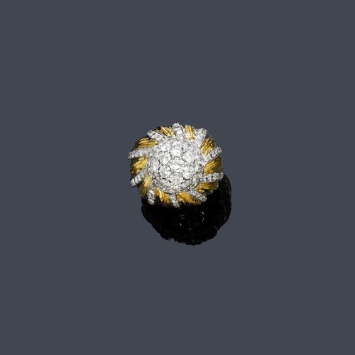 DIAMOND AND GOLD RING, ca. 1950. Yellow gold and platinum, 21g. Decorative, textured cocktail ring, the convex top set with 1 diamond rosette weighing ca. 2.00 ct and decorated with ray-like, diamond-set lines weighing ca. 0.80 ct in total. Size ca. 49.