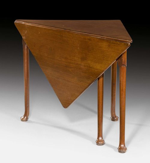 DROP-LEAF CORNER TABLE, George II, England circa 1750. Shaped mahogany. Hinged top on an expandable frame with pad feet. 101x50.5x(open 101)x70.5 cm. Provenance: from a highly important Swiss private collection.
