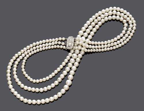 NATURAL PEARL NECKLACE, ca. 1900.