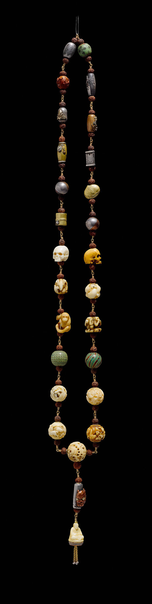 A FINE NECKLACE OF 26 OJIME AND A BUDDHA PENDANT.