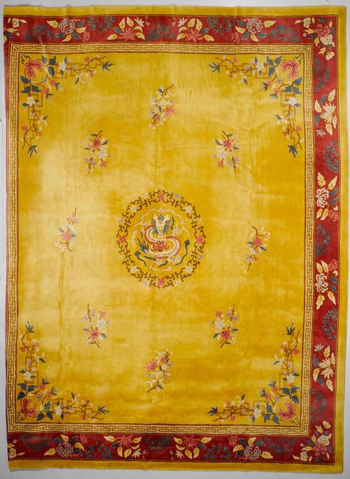 CHINA TUFT old.Yellow central field with a central medallion, florally patterned, red edging with floral motifs, slightly fragile, 381x442 cm.