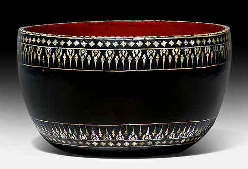 A BLACK LACQUERED OFFERING BOWL WITH MOTHER-OF-PEARL INLAYS.