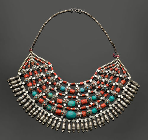 A SILVER ALLOY NECKLACE WITH TURQUOISES AND CORALS.