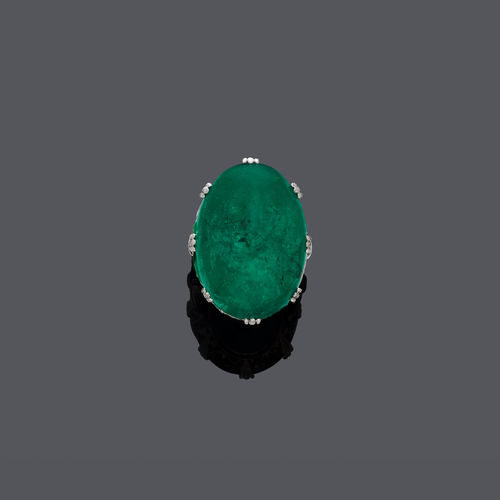 EMERALD AND DIAMOND RING, ca. 1925.