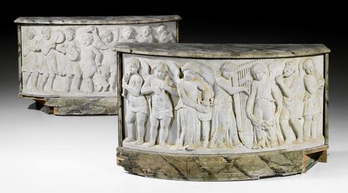 PAIR OF MARBLE RELIEFS "AUX ANGELOTS MUSICIENS",Renaissance/Baroque, Italy, probably 17th century. White marble and wood painted "en faux marbre". Built into console frames with protruding tops. 147.5x48.5x81.5 cm. Provenance: - Sotheby's London auction on 4.7.1985 (Lot No. 52). - Lily & Edmond Safra collection, Monte Carlo. - Sotheby's New York auction on 4.11.2005 (Lot No. 657). - Private collection, USA. Fine reliefs which probably originate from a cantoria.