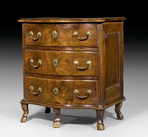 SMALL COMMODE, Louis XV, Bern circa 1760. Shaped walnut. The front with 3 drawers. Bronze mounts and drop handles. 67x49x75 cm.