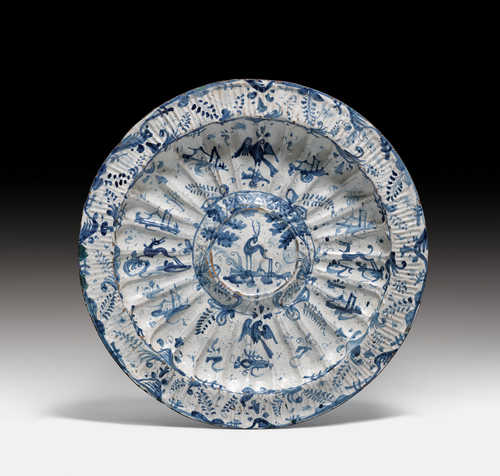LARGE MAJOLICA PLATTER 'BACILE' WITH BLUE DECORATIONS,
