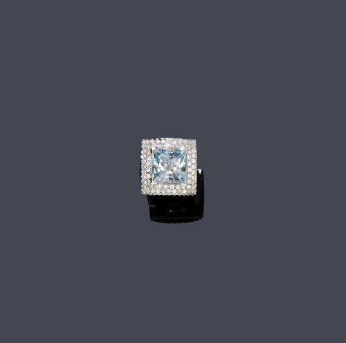 AQUAMARINE AND DIAMOND RING. White gold 750, 19g. Casual-elegant ring, the square top set with 1 aquamarine rectangle of ca. 8.00 ct and set throughout with ca. 68 brilliant-cut diamonds weighing ca. 1.00 ct. Size ca. 55.