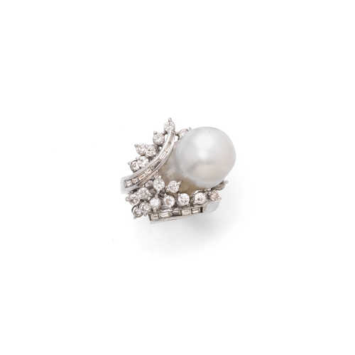 PEARL AND DIAMOND RING, ca. 1980.