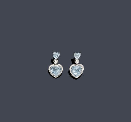 AQUAMARINE AND DIAMOND EAR PENDANTS. White gold 750. Attractive ear studs, each set with 1 aquamarine heart within a border of diamonds, flexibly mounted below 1  heart-shaped, diamond-set intermediate link and 1 stud decorated with 1 heart-shaped aquamarine. Total weight of the aquamarines ca. 4.80 ct and total weight of the diamonds ca. 0.50 ct. L ca. 2.5 cm. Matches the previous lot.
