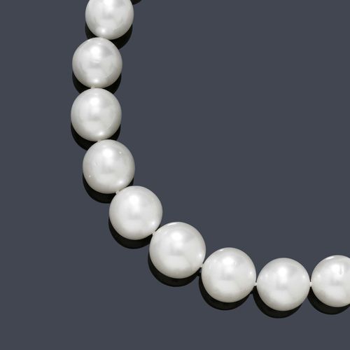 PEARL NECKLACE. White gold 585. Classic-elegant pearl necklace of 27 white South Sea cultured pearls, slightly graduated, of ca. 14 - 17.2 mm Ø, with a fine lustre. Modern, cylindrical clasp in white gold. L ca. 45 cm.