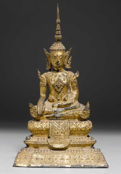 A GILT LACQUER BRONZE FIGURE OF THE SEATED CROWNED BUDDHA.