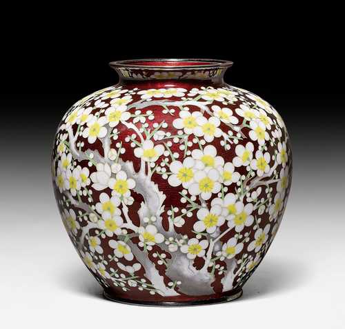 A CLOISONNE ENAMEL ANDÔ VASE DECORATED WITH PLUM BLOSSOM.