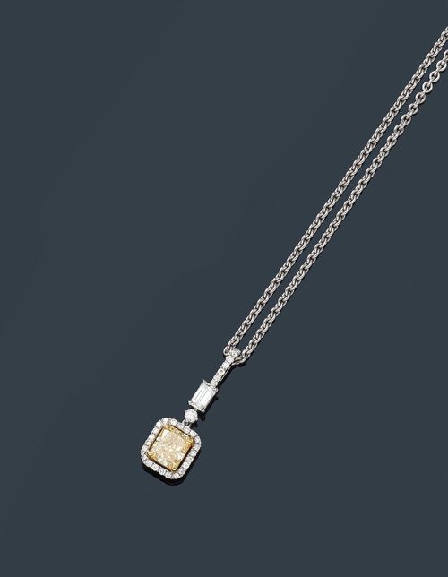 DIAMOND NECKLACE. White gold 750. Decorative pendant, set with 1 radiant-cut diamond weighing 1.20 ct, U-V/VVS2, within a border of diamonds, flexibly suspended from 1 baguette-cut diamond and 8 brilliant-cut diamonds. Total diamond weight ca. 0.30 ct. On a fine anchor chain, L ca. 42 cm. With case and GIA Report No. 2125672377, October 2010.