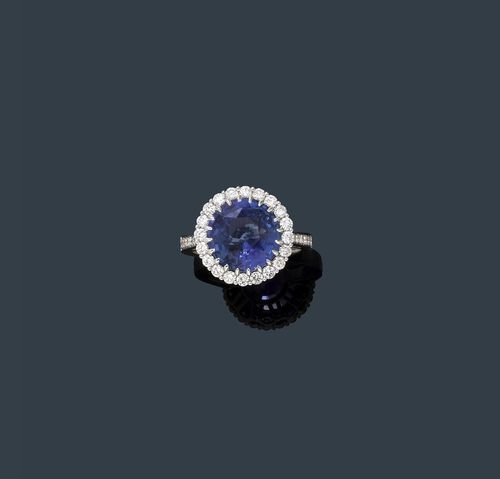 SAPPHIRE AND DIAMOND RING. White gold 750. Classic-elegant ring. The top set with 1 round Ceylon sapphire weighing 8.68 ct, unheated, within a border of brilliant-cut diamonds. The ring shoulders additionally set with 14 brilliant-cut diamonds. Total weight of the 34 brilliant-cut diamonds ca. 0.95 ct. Size ca. 55.5. With GRS Report No. GRS2010-090078T, September 2010.