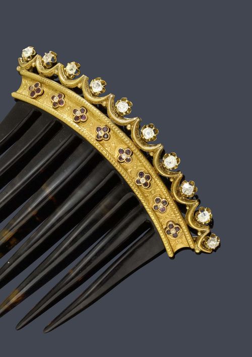 DIAMOND AND RUBY COMB , ca. 1900. Yellow gold. Decorative, elegant comb, of 1 finely engraved band motif with 8 appliqued rosettes, each of 1 single-cut diamond, within a border of 4 rubies weighing ca. 0.60 ct and with a wave-shaped gold band on the top, decorated with 10 old European cut diamonds weighing ca. 2.00 ct in rosette-shaped settings. Tortoiseshell comb. With contemporary case.