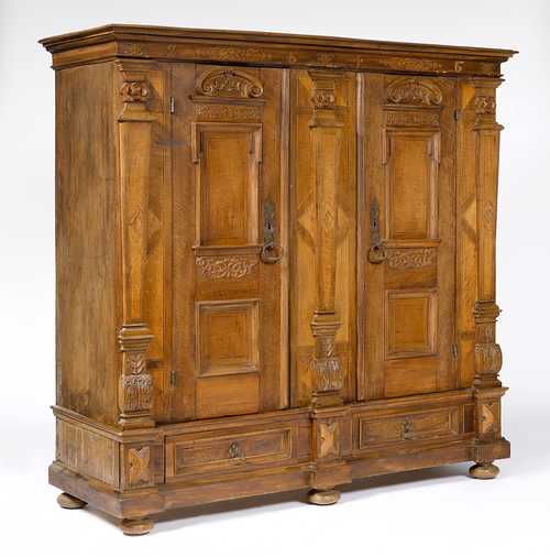 KLEINER FASSADENSCHRANK,