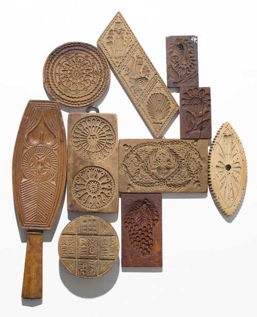LOT COMPRISING 9 BAKING MOULDS AND A BUTTER STAMP.