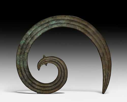 A COPPER ALLOY SANGGORI AMULET IN THE FORM OF A STYLIZED SNAKE. Indonesia, Sulawesi, L 21 cm.