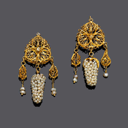 PEARL AND GOLD EAR PENDANTS, ca. 1800. Yellow gold.
