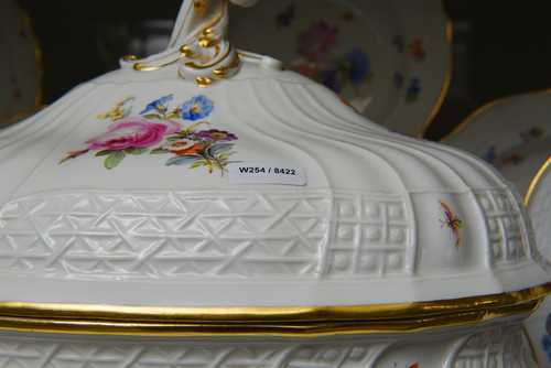AN EXTENSIVE TABLE SERVICE WITH 'NEUBRANDENSTEIN' AND FLORAL DECORATION,