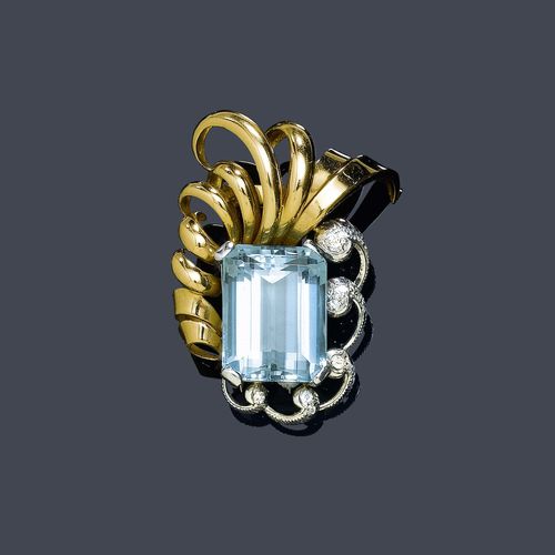 AN AQUAMARINE AND DIAMOND CLIP BROOCH, GÜBELIN, circa 1940. Pink gold 750 and platinum. Set with diamonds of a total of ca. 0.20 ct and 1 aquamarine of ca. 17.00 ct. White gold pin. Ca. 4.2 x 3.2 cm.