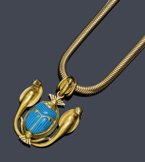 A GOLD AND ENAMEL PENDANT WITH SNAKE CHAIN, circa 1900. Yellow gold. L ca. 39.5 cm.