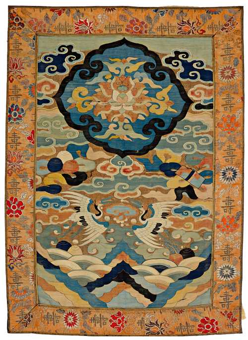 A KESI TAPESTRY WITH TWO FLYING CRANES AND A LOTUS CARTOUCHE OVER A TURBULENT SEA. China, 17th c. 75x47 cm. Brittle.