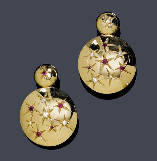 GOLD, RUBY AND DIAMOND EAR PENDANTS. Pink gold 750. 40g. Ear clips with studs set with 9 rubies of a total of ca. 0.76 ct and 9 diamonds of a total of ca. 0.45 ct, signed R. Vogelsang. L ca. 4.5 cm.
