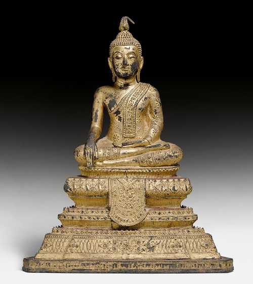 A SMALL LACQUER-GILT BRONZE FIGURE OF A SEATED BUDDHA.