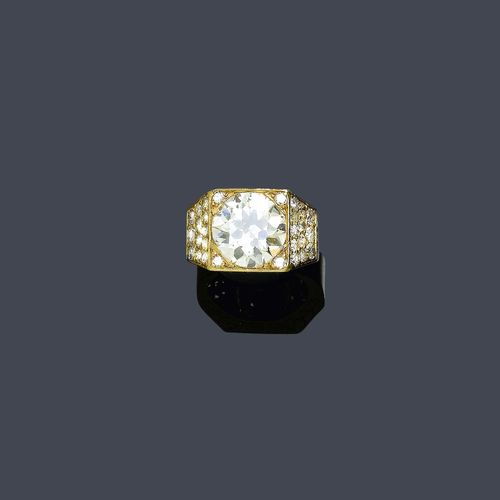 A DIAMOND RING, circa 1920. Gilt platinum. Set with 1 diamond of ca. 5.60 ct, ca. M-N/VS1 and 24 diamonds of a total of ca. 0.70 ct. Size ca. 49.