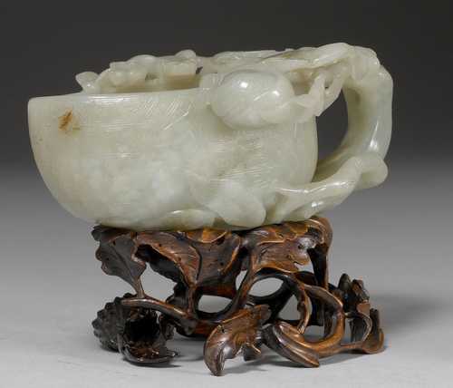 A CELADON JADE BRUSH WASHER IN THE FORM OF A LYCHEE WITH A BAT. China, 19th/20th c. L 13 cm. Matching wooden base damaged.