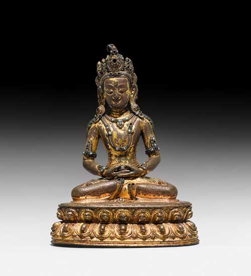 A GILT COPPER ALLOY FIGURE OF AMITAYUS WITH SILVER AND GLASS INLAYS.