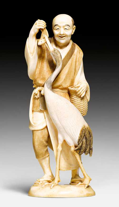 AN IVORY OKIMONO OF A FISHERMAN. Japan, 19th c. H 18.5 cm. Signed in red lacquer cartouche: Yôk(y)ô.