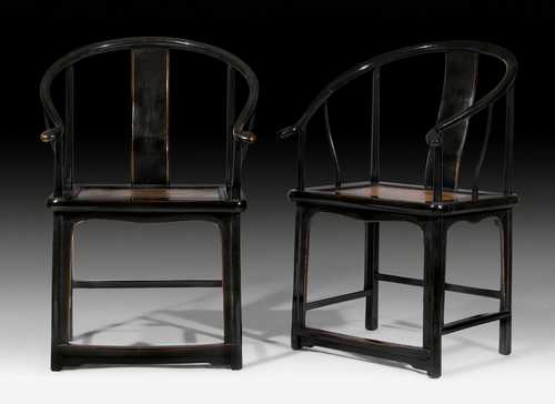 A PAIR OF BLACK LACQUER HORSESHOE CHAIRS. China, 59.5x46.5x101 cm. Minor signs of wear. (2)