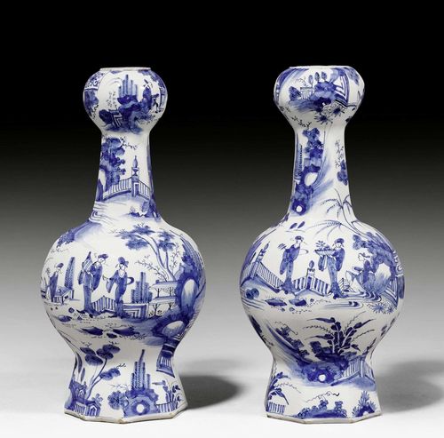 PAIR OF VASES, FRANKFURT, CIRCA 1660-1700. WANLI-STYLE DECORATION.H 39 cm. Edge cut and slightly chipped.