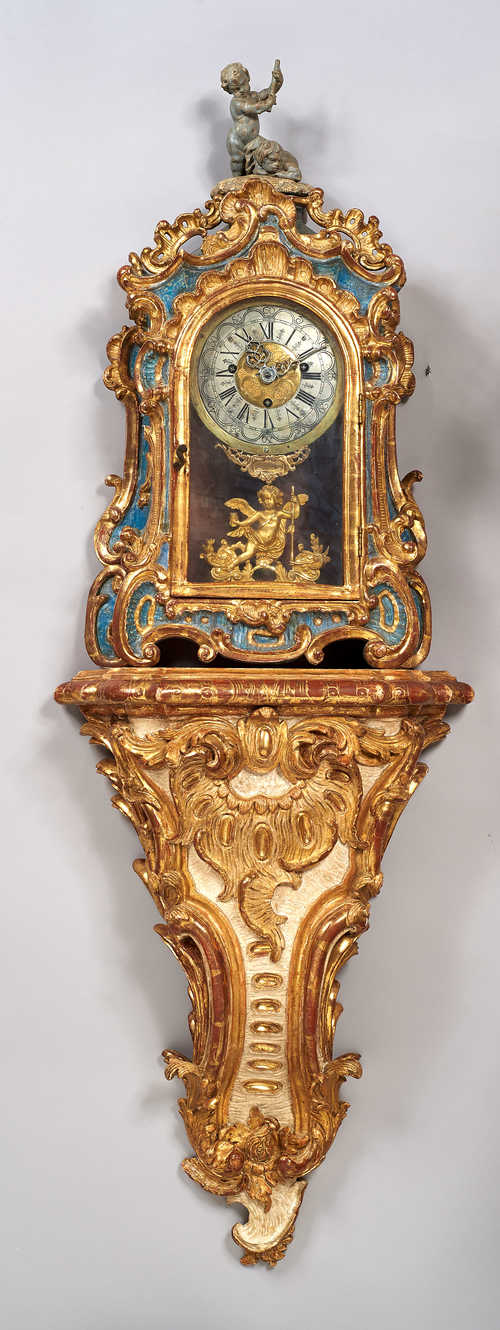 GESCHNITZTE PENDULE AUF SPÄTEREM SOCKEL,