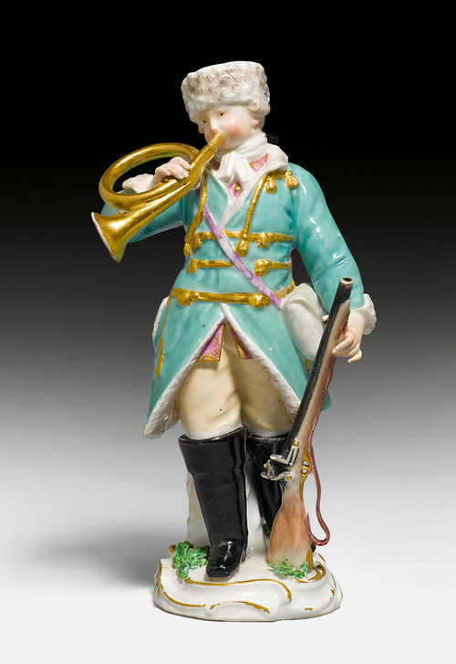 FIGURE OF A HUNTER WITH HUNTING HORN,