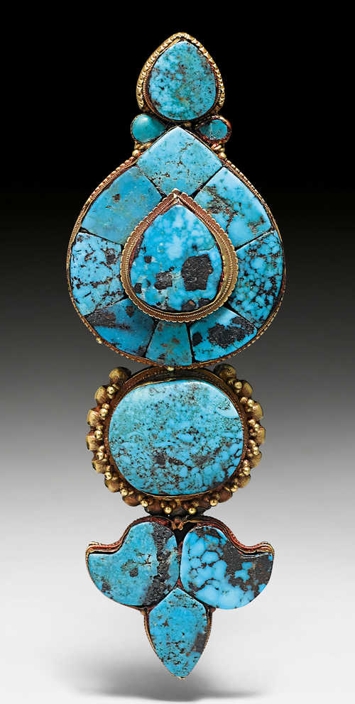 A FINE TURQUOISE AND GOLD EARRING.