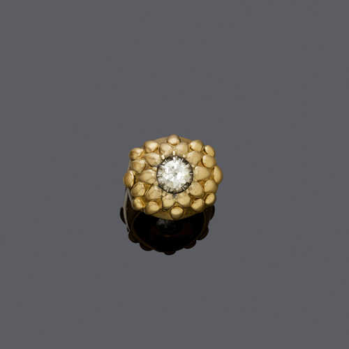 DIAMOND AND GOLD RING, ca. 1945.
