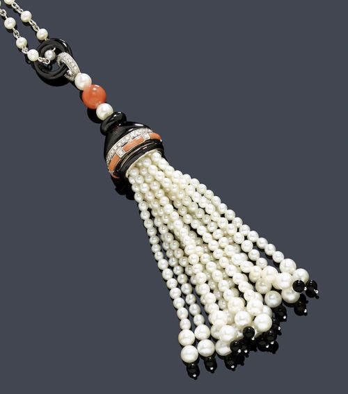 CORAL, ONYX, PEARL AND DIAMOND NECKLACE. White gold 750. Very decorative chalice-shaped pendant with a coral and diamond border and a tassel of numerous freshwater cultured pearls and onyx beads, suspended by 2 pearls and a coral bead on a diamond-set ring motif below an onyx ring. On a fine anchor chain with 74 freshwater cultured pearls of ca. 3.5 mm Ø as intermediate links. Total diamond weight ca. 0.42 ct. Length adjustable, ca. 46 and 64 cm.