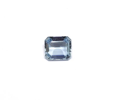 UNMOUNTED AQUAMARINE. Unmounted, step-cut aquamarine of 41.97 ct and of fine colour. With copy of insurance estimate by Gübelin, June 2010.